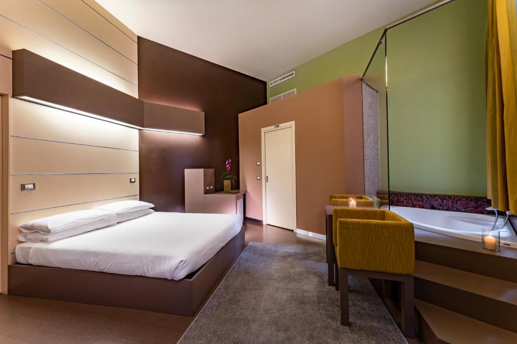 a bedroom with a bed and a bathroom with a sink at Residenza Manin Apartments in Venice