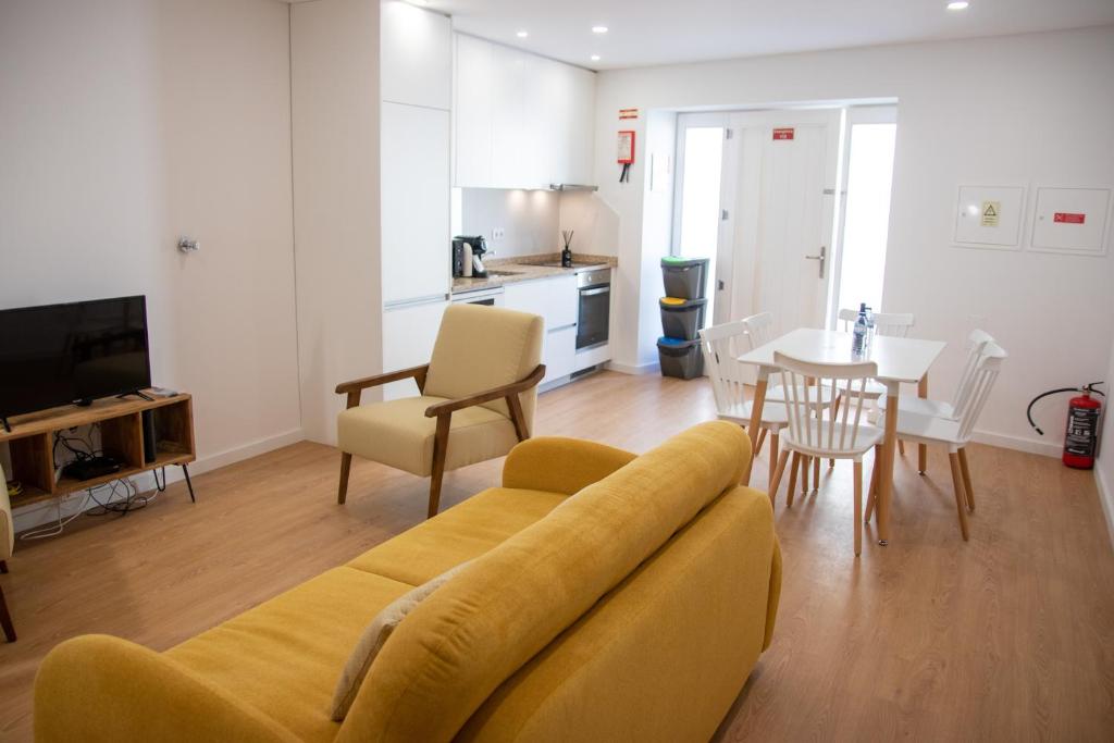 ein Wohnzimmer mit einem Sofa und einem Esszimmer in der Unterkunft Prado 20 Twin in Vila Real