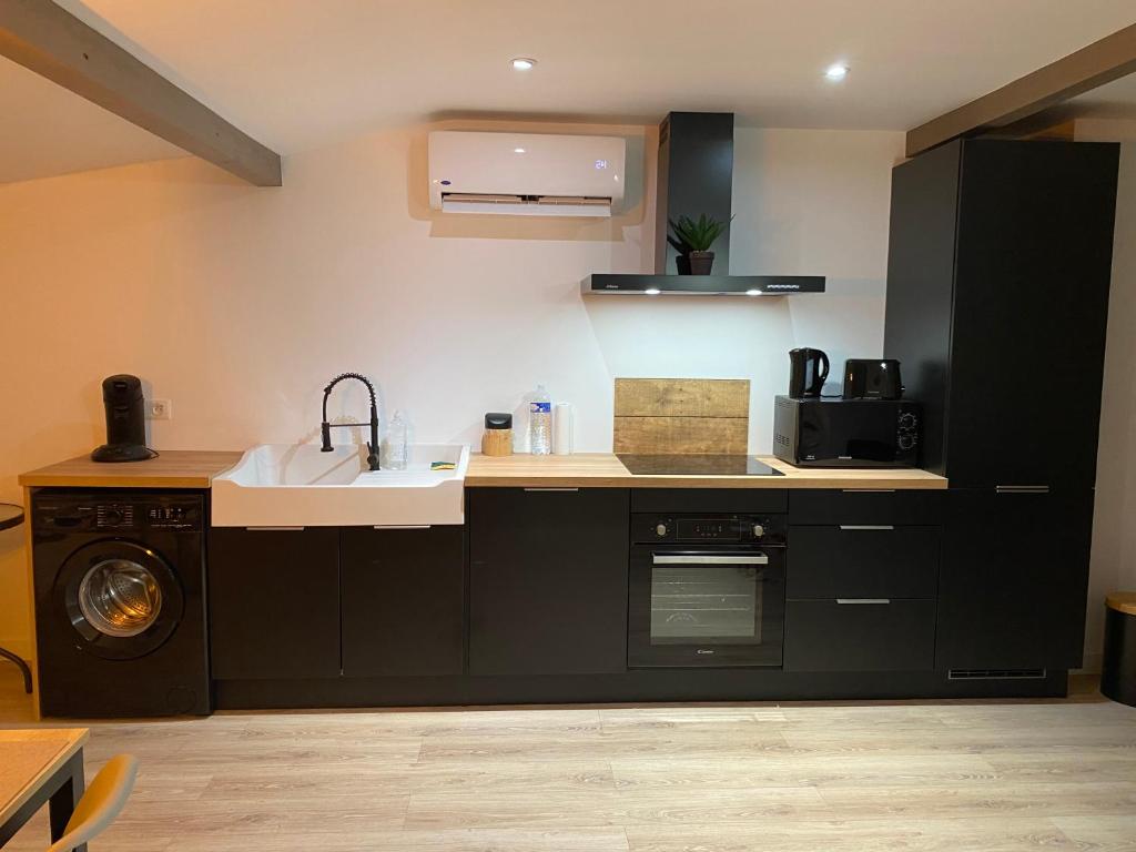 Kuchyňa alebo kuchynka v ubytovaní L’appartement du Fayé avec jacuzzi privé