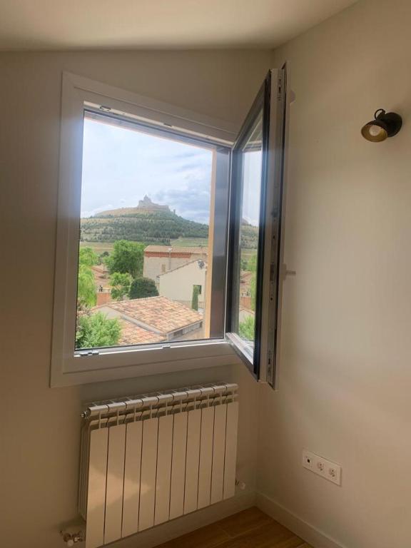 Nespecifikovaný výhled na hory nebo výhled na hory při pohledu z hostelu