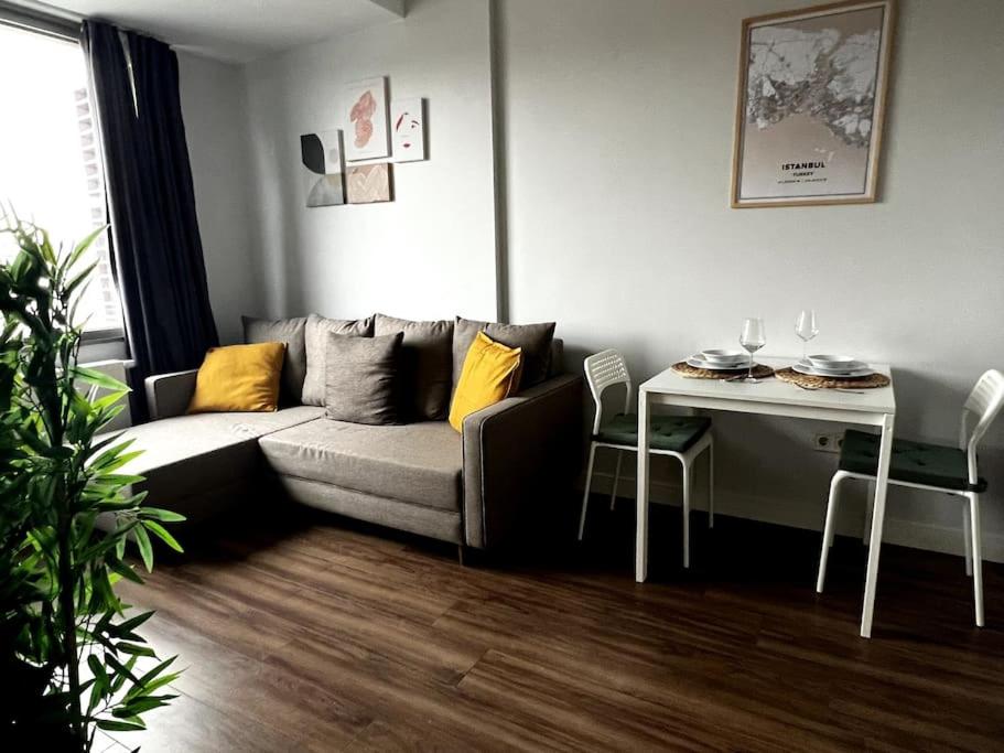 Lovely 1 Bedroom with gym and pool