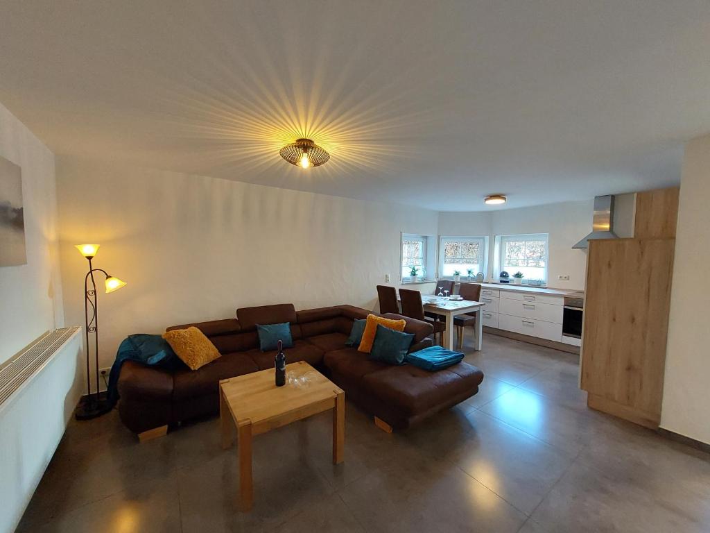 sala de estar con sofá y mesa en a Bäckesch 17 en Nettersheim