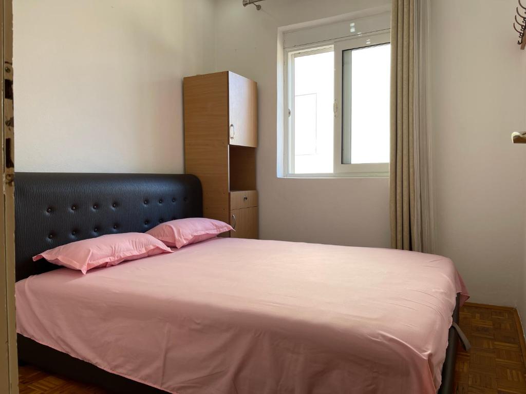 Postel nebo postele na pokoji v ubytování Apartmani centar ulcinj