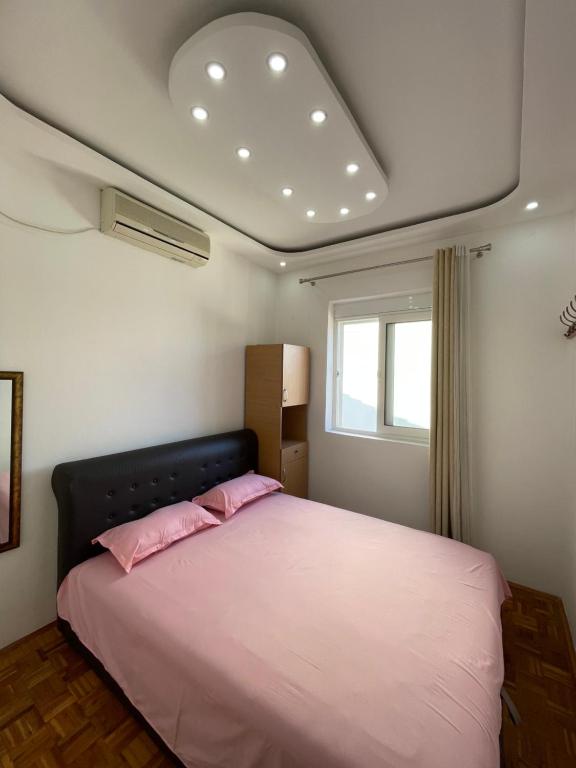 Postel nebo postele na pokoji v ubytování Apartmani centar ulcinj