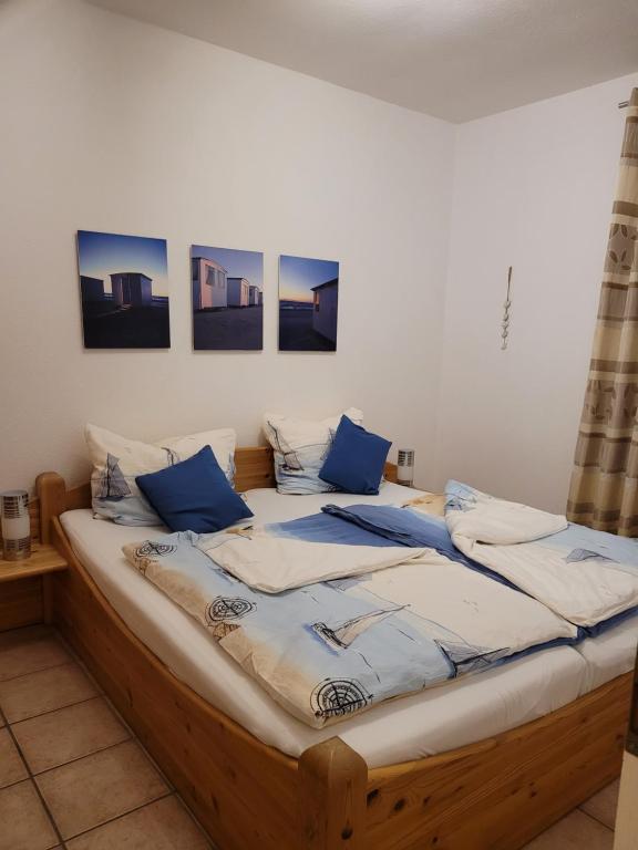 1 dormitorio con 1 cama grande con almohadas azules en Ostseefunkeln, en Breege