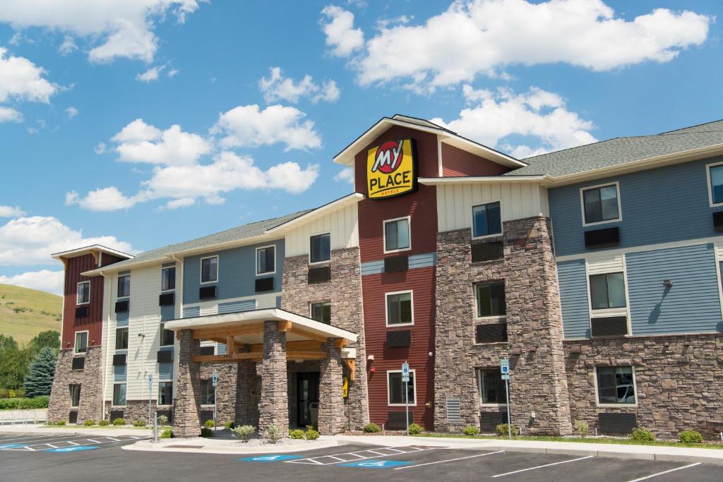 widok z przodu hotelu z tabliczką Burger King w obiekcie My Place Hotel-Rock Springs, WY w mieście Rock Springs