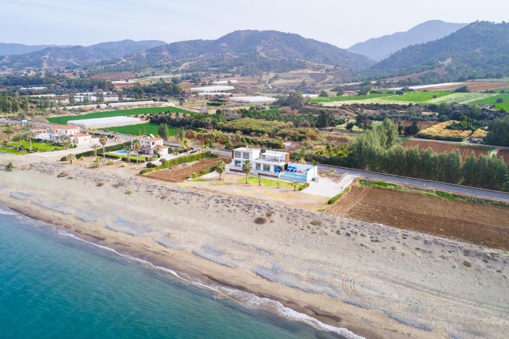 eine Luftansicht auf die Küste eines Strandes in der Unterkunft Seafront Villa Sea Gem - Private Beach Area & Infinity Pool in Polis Chrysochous