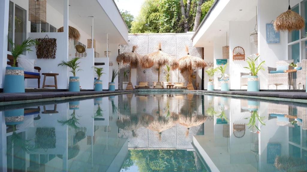 una piscina en el medio de un edificio en The White Bay, en Gili Trawangan