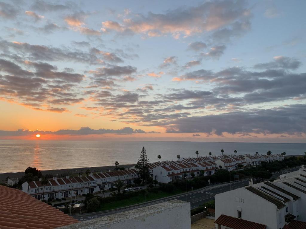 - une vue sur la ville, l'océan et les bâtiments dans l'établissement Manilva Playa 15C, à Manilva