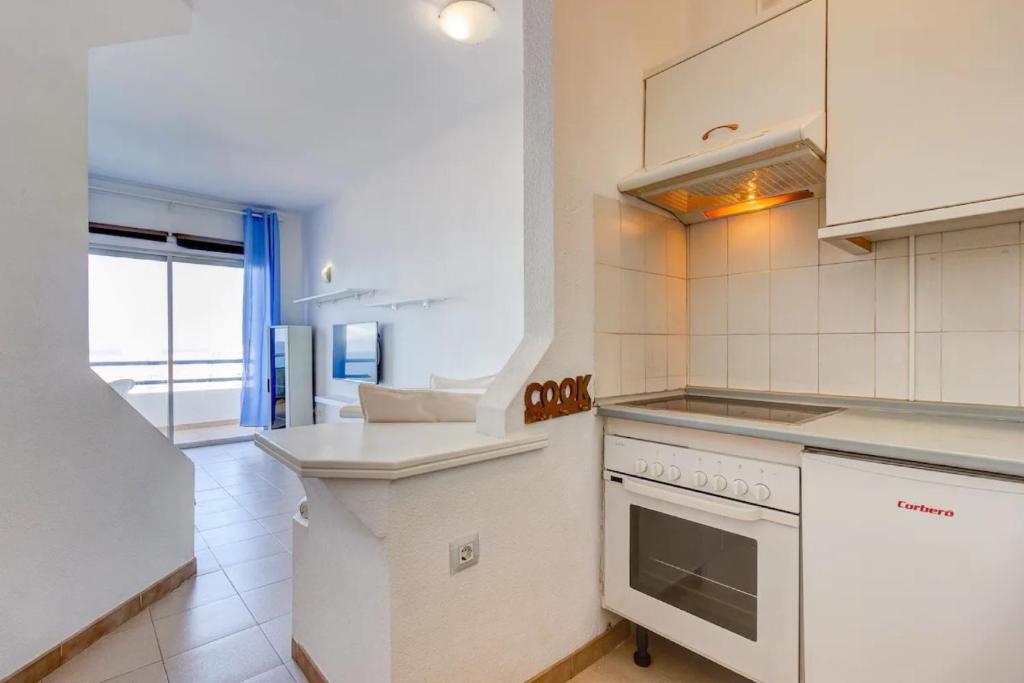 A kitchen or kitchenette at Bonito Estudio Playa Paraíso