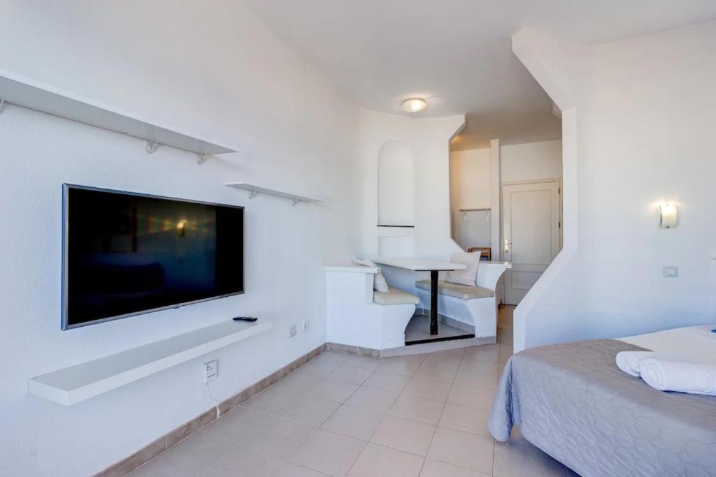 A television and/or entertainment centre at Bonito Estudio Playa Paraíso