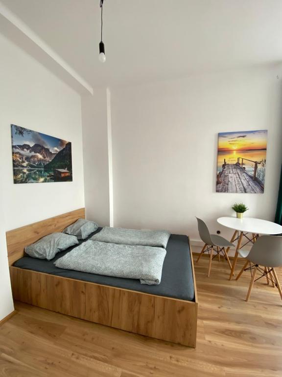 1 dormitorio con 1 cama y 1 mesa en Cracow Old Town Rooms, en Cracovia