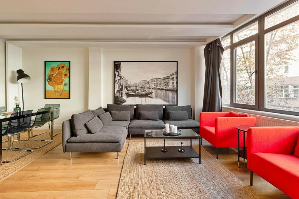 Posezení v ubytování Marvelous Flat with Impressive Interior, Central Location and Backyard in Besiktas