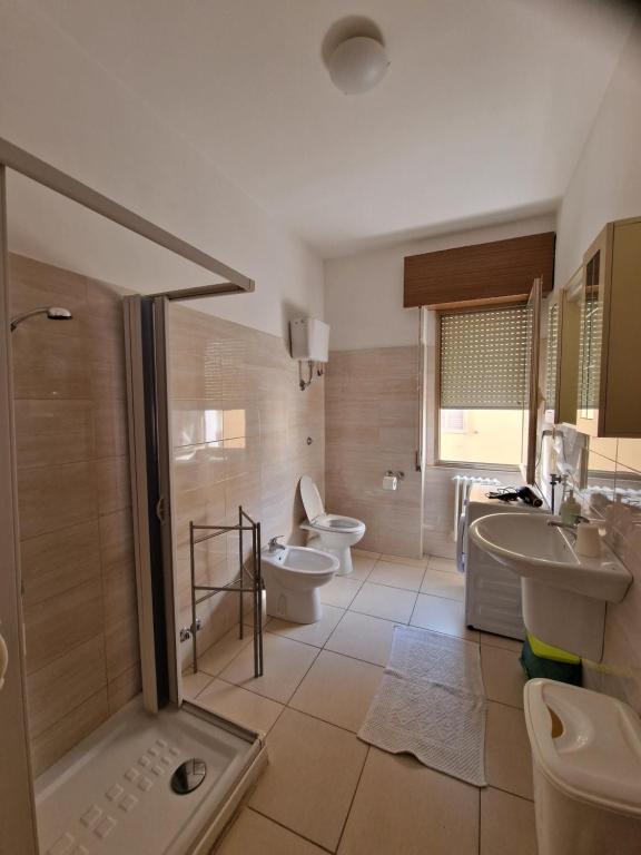 La salle de bains est pourvue de 2 toilettes, de 2 lavabos et d'une douche. dans l'établissement WANDERLUST HOME, à Termoli