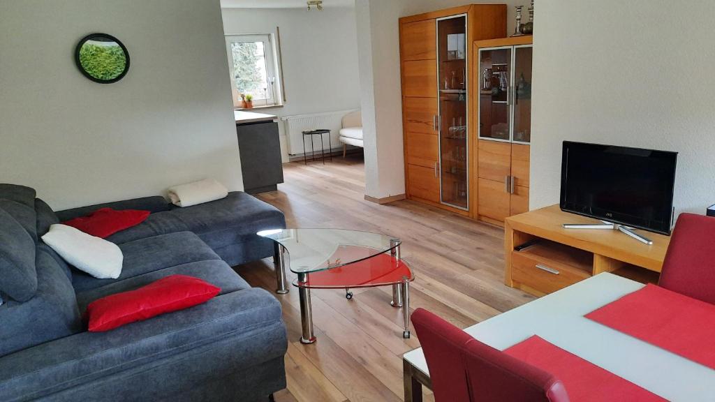 una sala de estar con un sofá y una mesa en Ferienwohnung Schlossblick in Giengen Burgberg, en Giengen an der Brenz