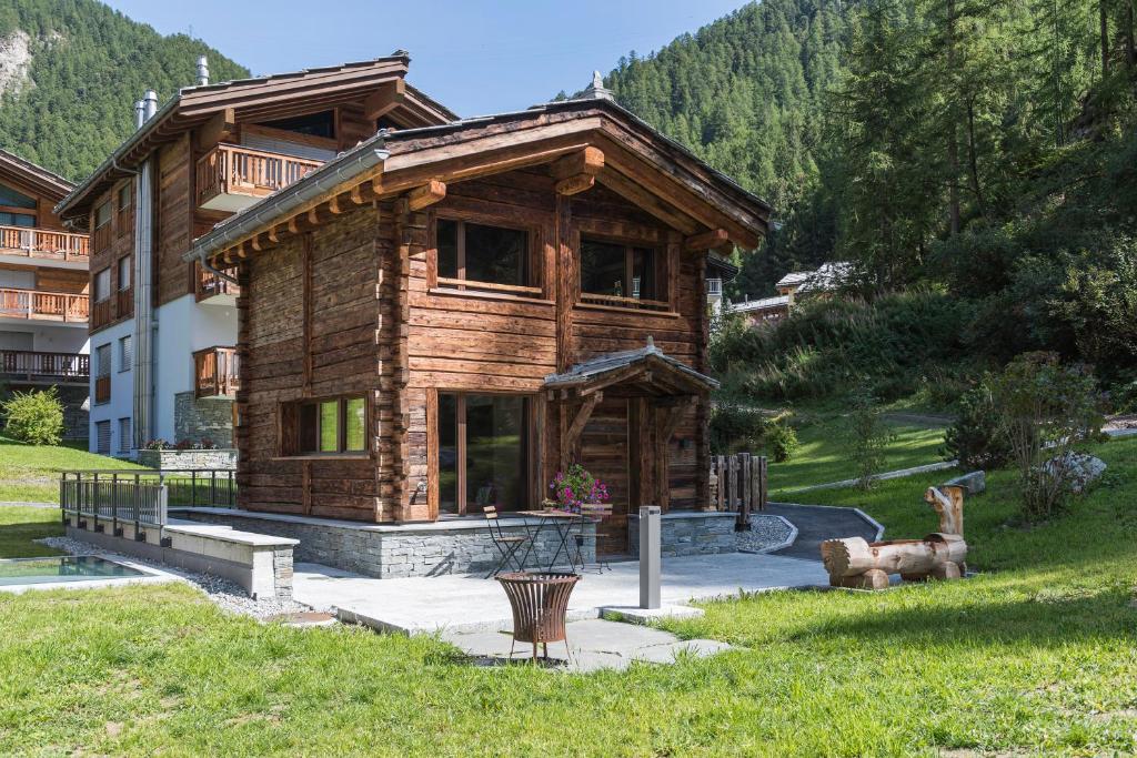 una cabaña de madera en medio de un parque en Piccola Fiamma by Pizzo Fiamma en Zermatt