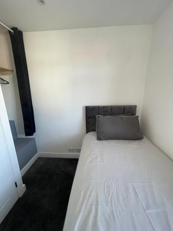 Postel nebo postele na pokoji v ubytování VA Home Stay - Close to Luton Airport, M1 & A505