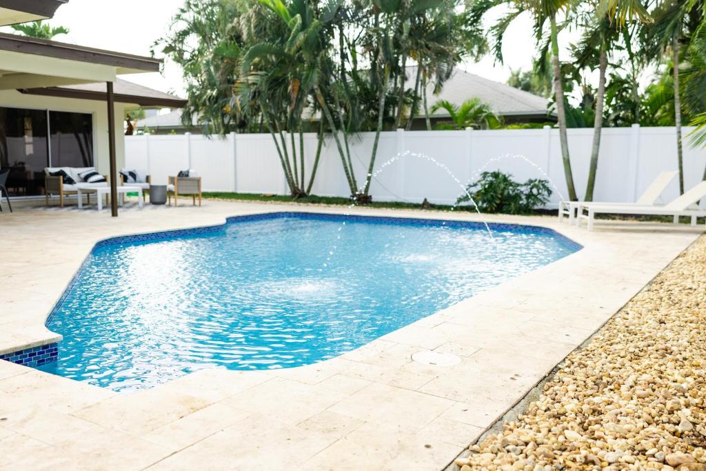 - une piscine d'eau bleue dans la cour dans l'établissement Blu Sky Villa, à Boynton Beach