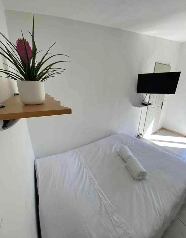 Una cama o camas en una habitaci&oacute;n de Mini-Villa climatis&eacute;e Porto-Vecchio