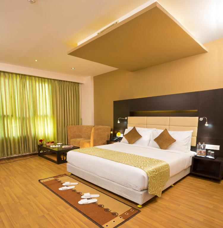 Postel nebo postele na pokoji v ubytování Poppys Hotel Madurai
