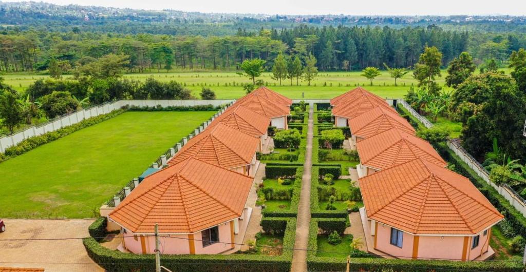 une vue aérienne sur une maison avec un toit orange dans l'établissement Le Cottage Mbale, à Mbale