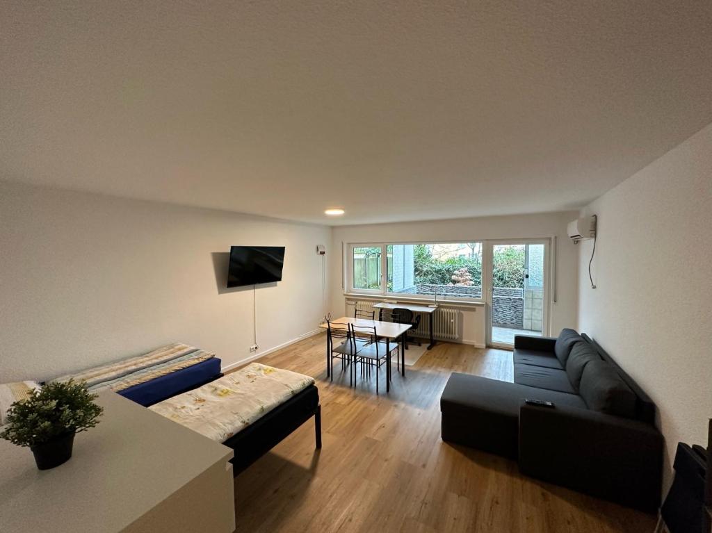 uma sala de estar com um sofá e uma mesa em Beautiful, large and great apartment with balcony in top location em Karlsruhe
