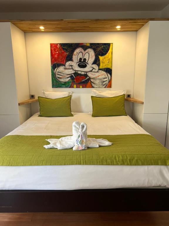 un lit avec un animal rembourré assis au-dessus dans l'établissement Arthur Properties Rue d'Antibes, à Cannes