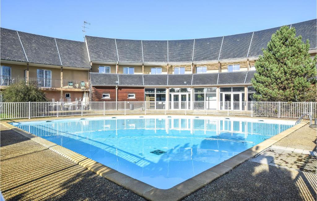 uma grande piscina em frente a um edifício em Awesome Apartment In quemauville With Kitchen em Équemauville