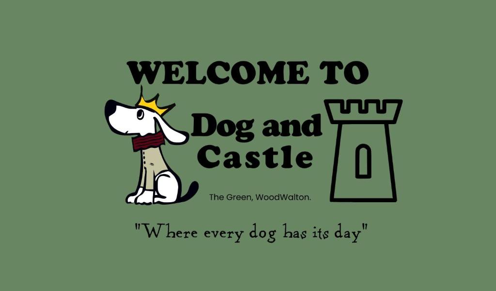 Dog and castle في Wood Walton: شعار كلب وقلعة مع كلب يرتدي تاج