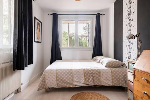 een slaapkamer met een bed en een raam bij CHAMBRE ZEN in Mérignac