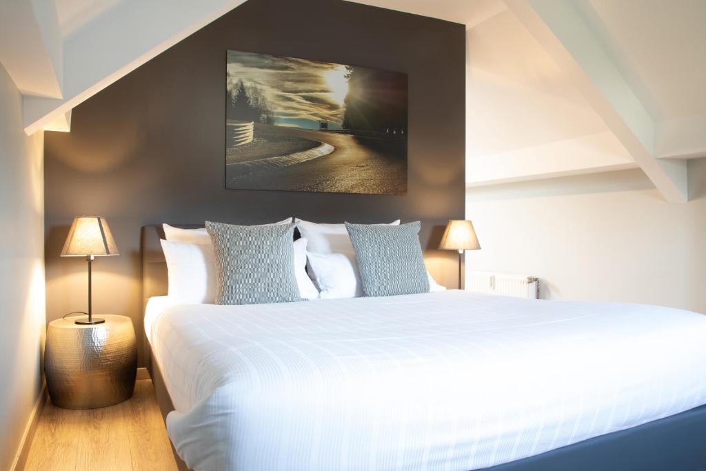 Postel nebo postele na pokoji v ubytování NürbLife Hotel
