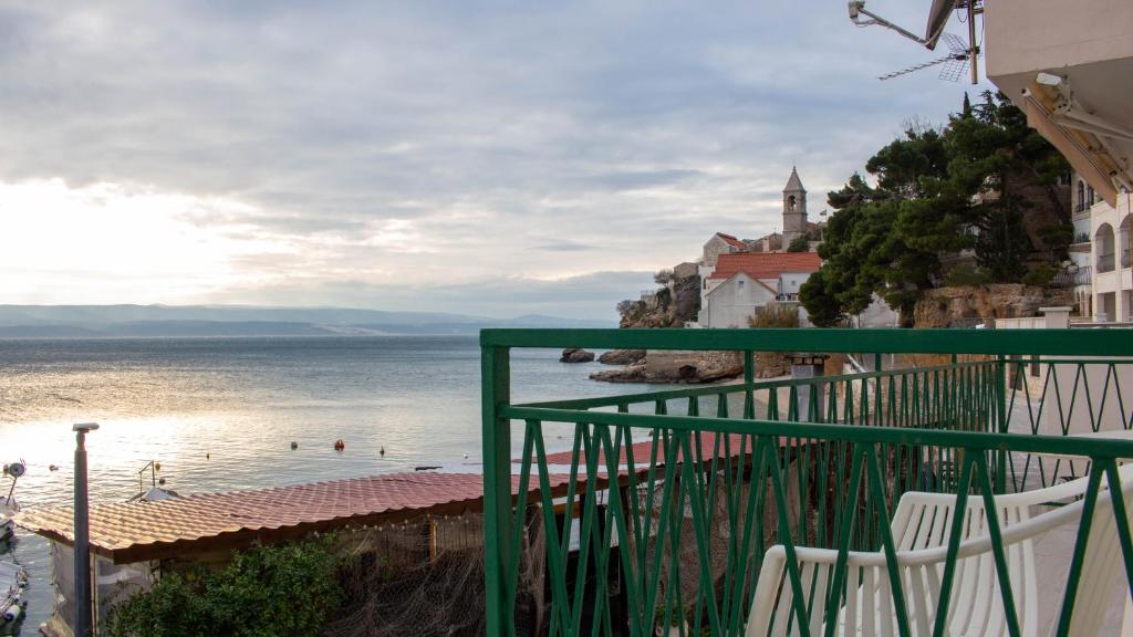 Blick auf den Strand mit Menschen im Wasser in der Unterkunft Apartman Central Pisak in Pisak