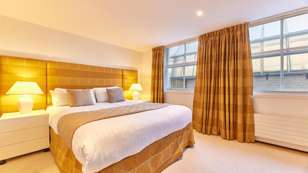 Un dormitorio con una cama grande y una ventana en The Monument, en Newcastle