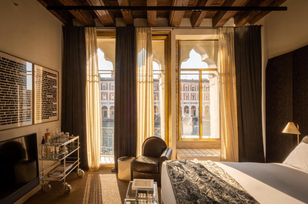 
King Room with Balcony, Grand Canal and Rialto bridge view
