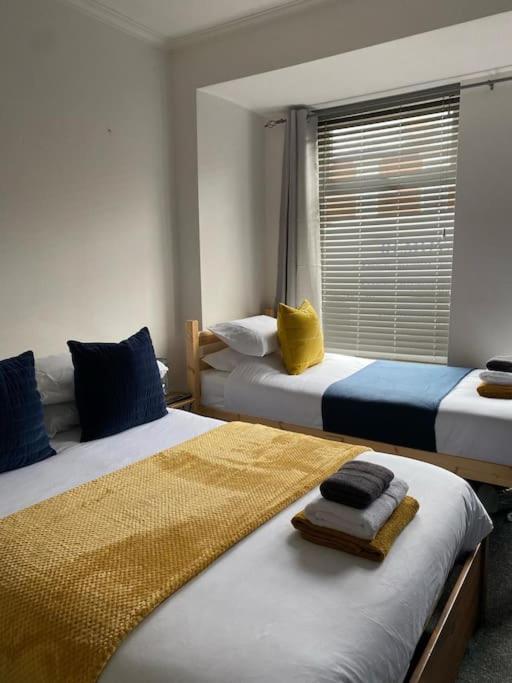 WHOLE House - Fast WIFI & FREE Parking - Contractor Friendly by IRWELL STAYS - Apartment