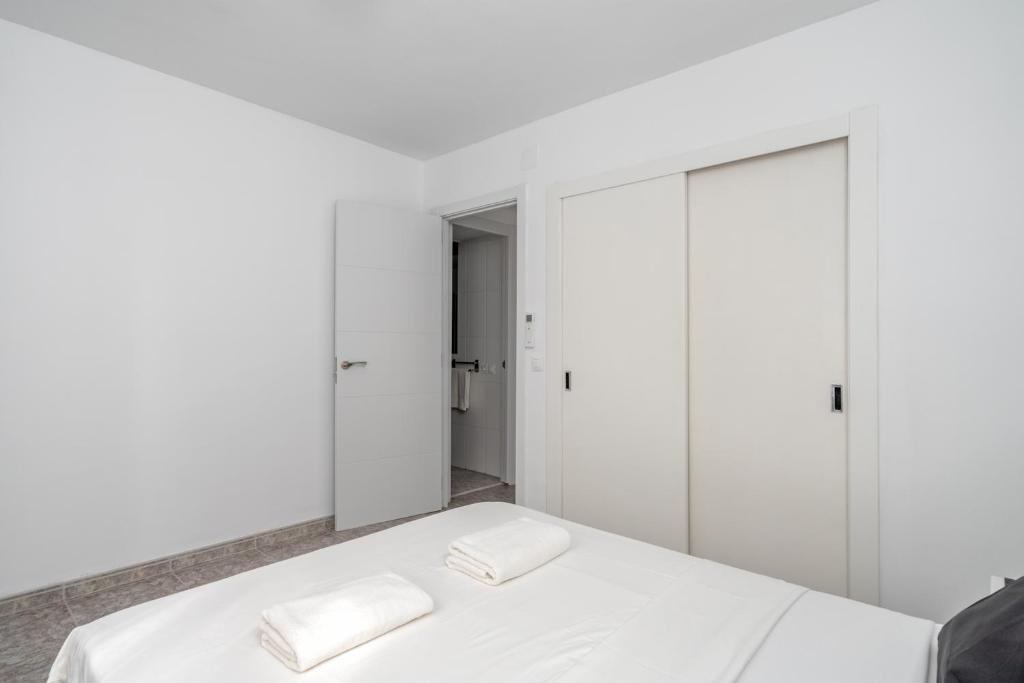 Posteľ alebo postele v izbe v ubytovaní Central flat with pool in Fuengirola by Costarentals - Ref 171