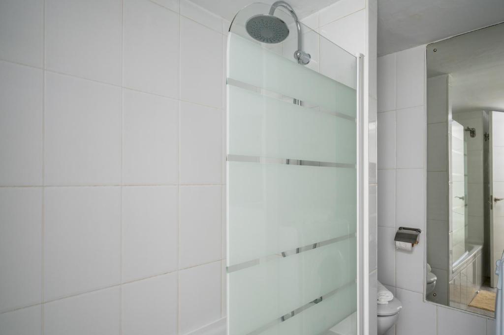 Kúpeľňa v ubytovaní Central flat with pool in Fuengirola by Costarentals - Ref 171