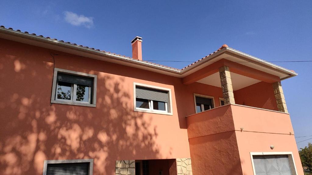 Una casa rossa con un cielo blu dietro di essa di Casa Susana a Sapataria