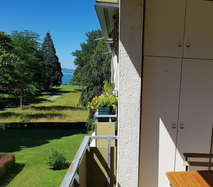 een balkon met uitzicht op de oceaan vanuit een huis bij Ferienwohnung Bodensee in Lindau