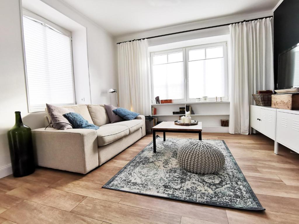 TV a/nebo společenská místnost v ubytování Haus am Deich 47 stilvolles Landhaus an der Elbe in Stadtnähe
