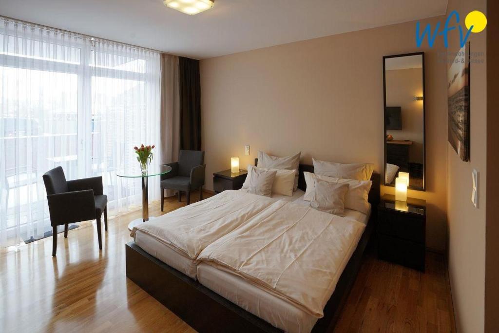 Postel nebo postele na pokoji v ubytování Barons Residenz Ferienwohnung 1