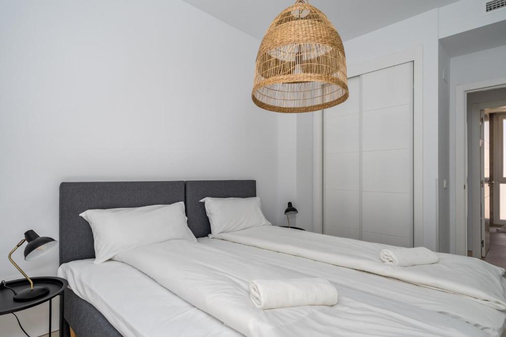 Posteľ alebo postele v izbe v ubytovaní Blue Wave apartment in Torreblanca by Costarentals - Ref 174
