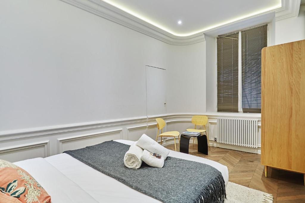 Posteľ alebo postele v izbe v ubytovaní Apartment Louvre Museum by Studio prestige