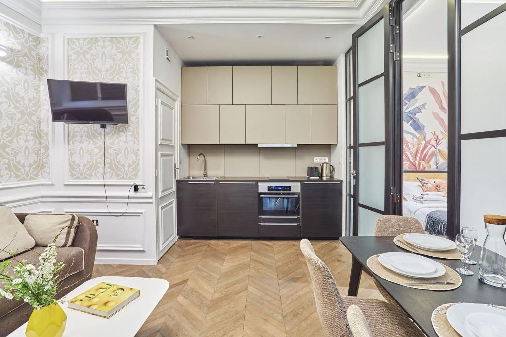 Kuchyňa alebo kuchynka v ubytovaní Apartment Louvre Museum by Studio prestige