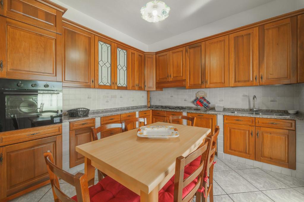 Kuchyň nebo kuchyňský kout v ubytování Villa Mimosa con Piscina - Goelba