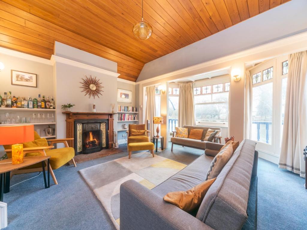 a living room with a couch and a fireplace at Pass the Keys Cosy River House With Beautiful Views in Kingston upon Thames