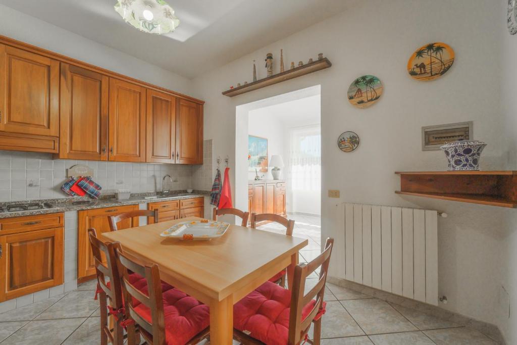 Kuchyň nebo kuchyňský kout v ubytování Villa Mimosa con Piscina - Goelba