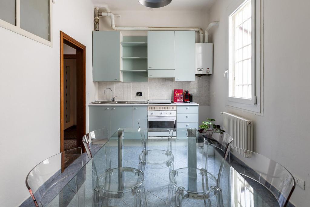 A kitchen or kitchenette at Alessandrini Apartment alla Finestrella by Wonderful Italy