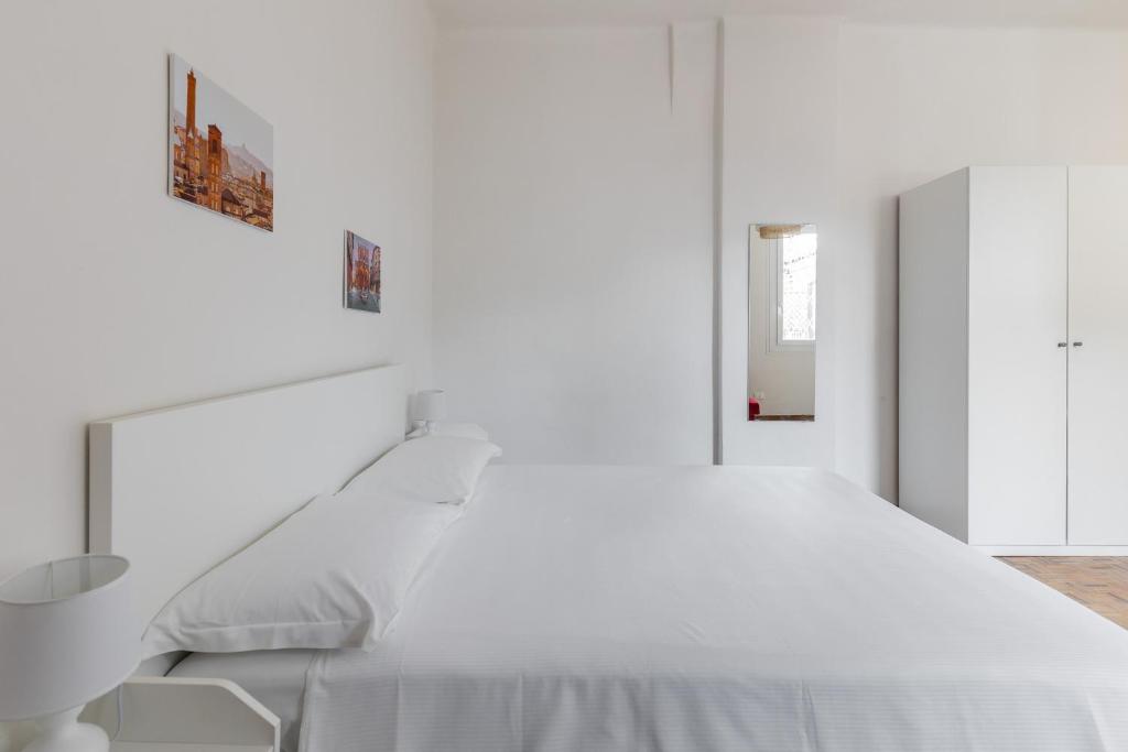 A bed or beds in a room at Alessandrini Apartment alla Finestrella by Wonderful Italy