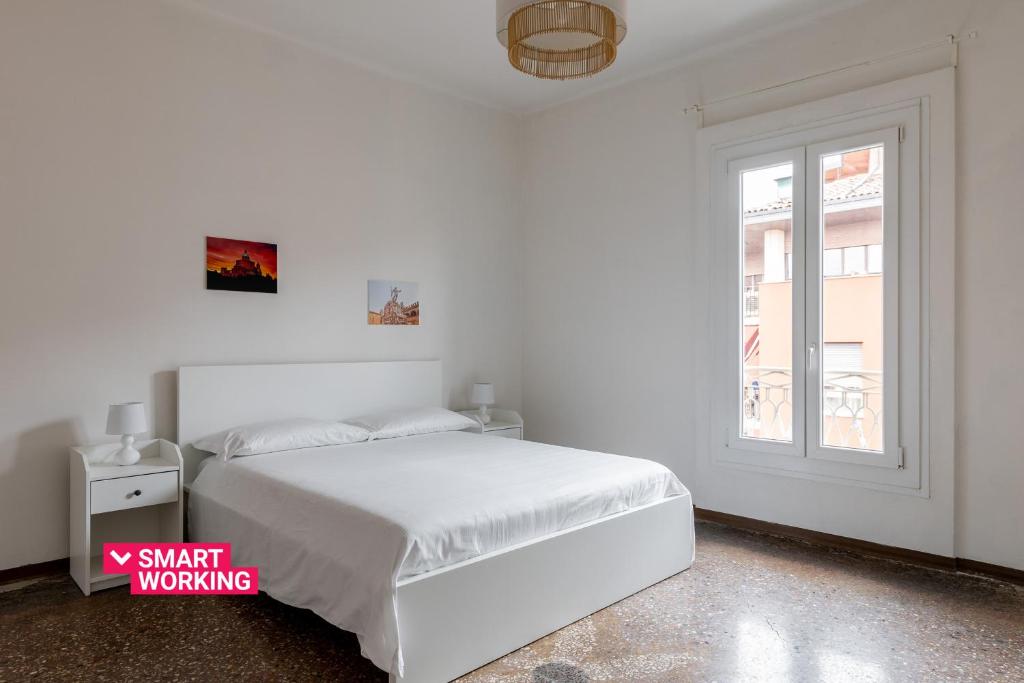 A bed or beds in a room at Alessandrini Apartment alla Finestrella by Wonderful Italy